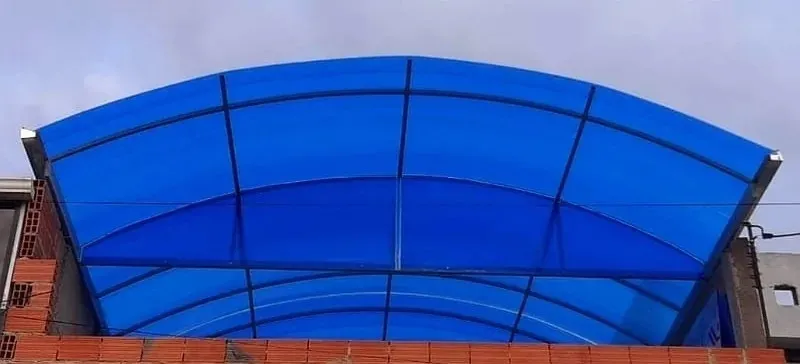 Cubierta semicurva en policarbonato azul para terraza