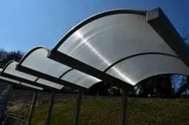 Marquesina curva en policarbonato con estructura metálica