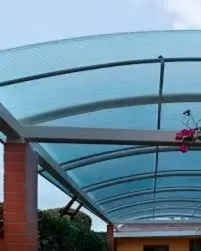 Pérgola curva con cubierta en policarbonato