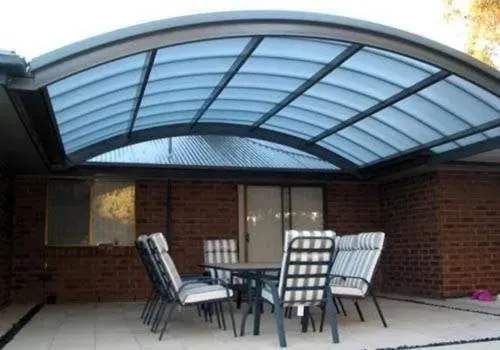 Pérgola semicurva para patio con policarbonato en Bogotá